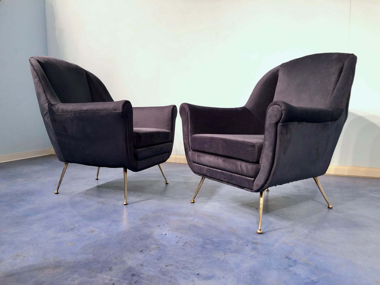 photo furniture Pair Of Italian Midcentury Midnight Blue Velvet Armchairs, Gio Ponti Style 1950s