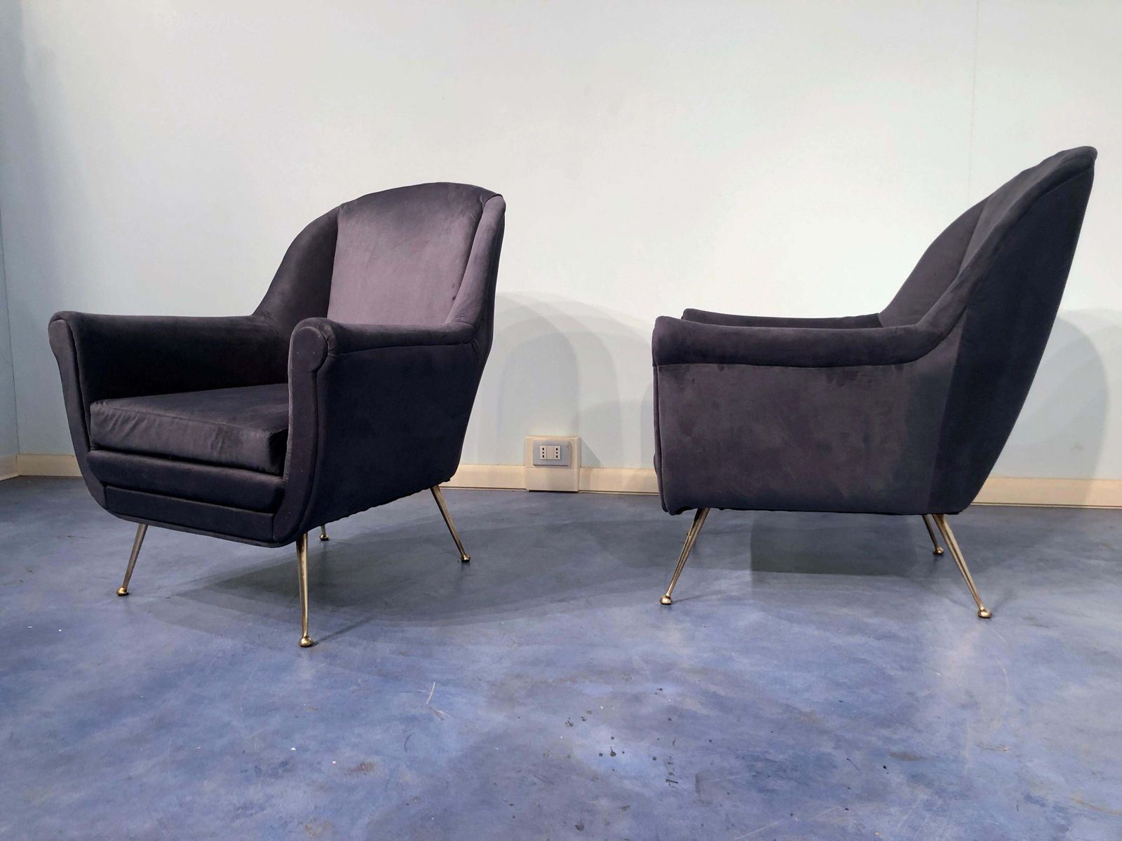 Furniture Pair Of Italian Midcentury Midnight Blue Velvet Armchairs, Gio Ponti Style 1950s photo