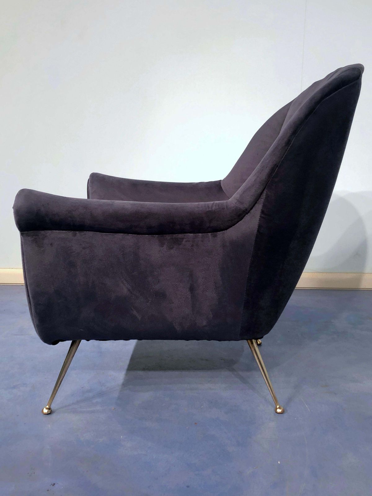 photo vinterior Pair Of Italian Midcentury Midnight Blue Velvet Armchairs, Gio Ponti Style 1950s