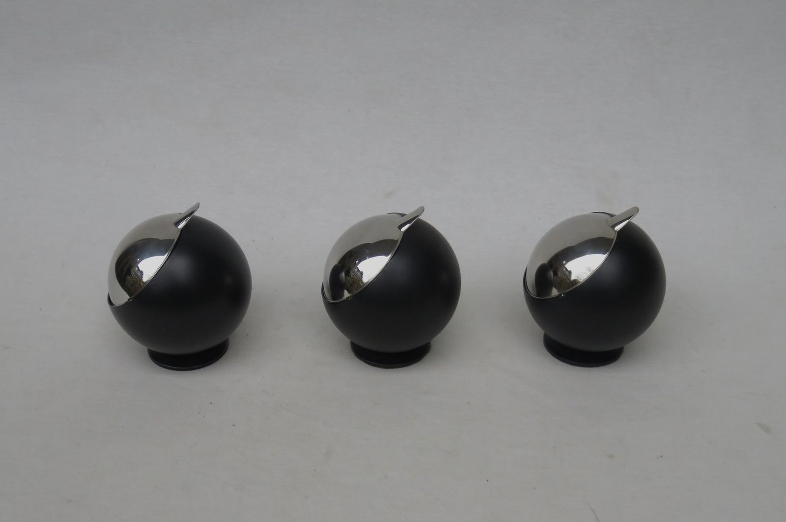 Large Model Smokny Ball Ashtrays From F.W. Quist, 1970s, Set Of 3