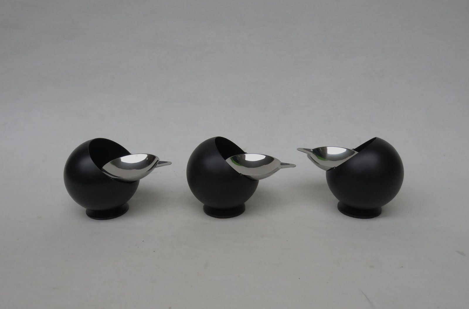 Large Model Smokny Ball Ashtrays From F.W. Quist, 1970s, Set Of 3 photo vinterior