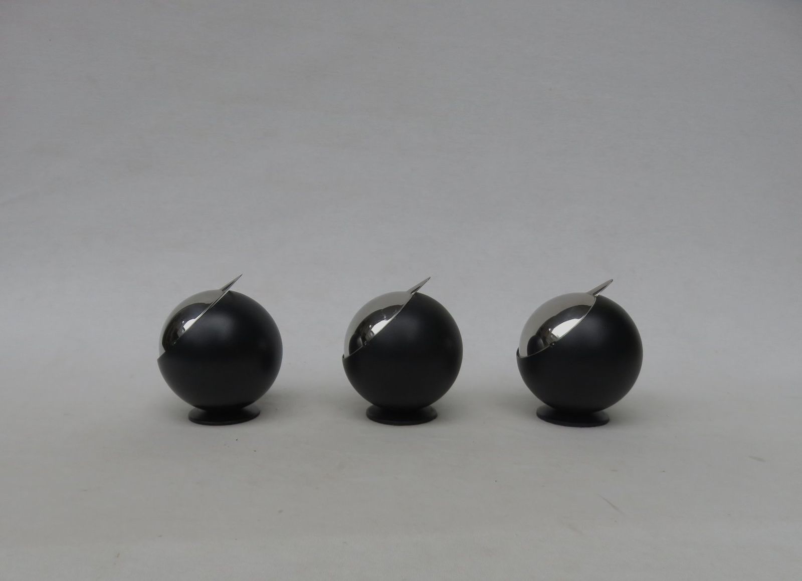 Large Model Smokny Ball Ashtrays From F.W. Quist, 1970s, Set Of 3 photo vintage