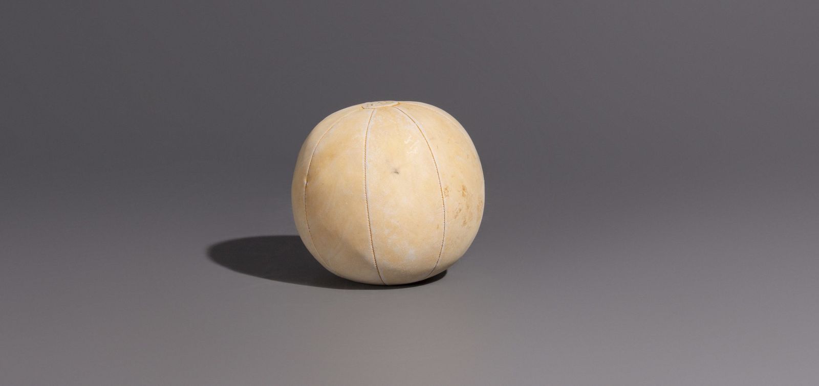 Vintage Medicineballen Van Lichtbruin Leer photo furniture
