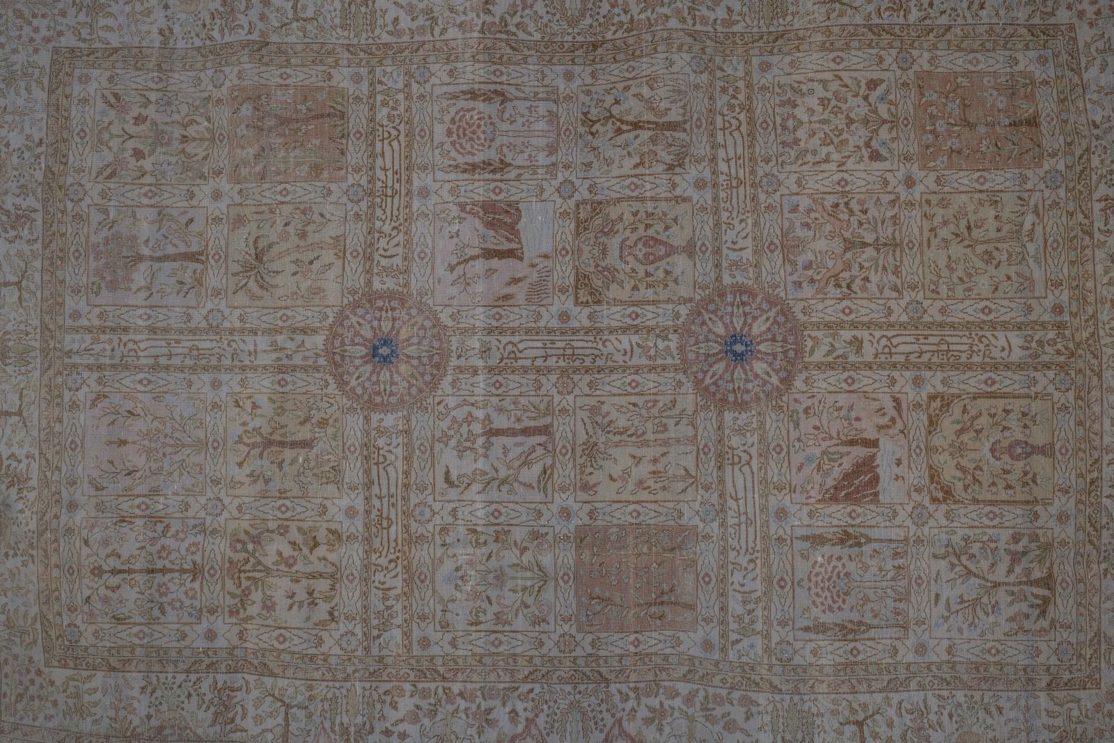 photo furniture Antique Handmade Samarkand Rug 196 X 294