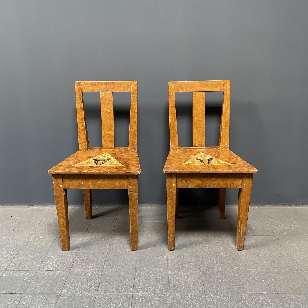 Set Van Twee Geschilderde Zweedse Stoelen photo Meubels