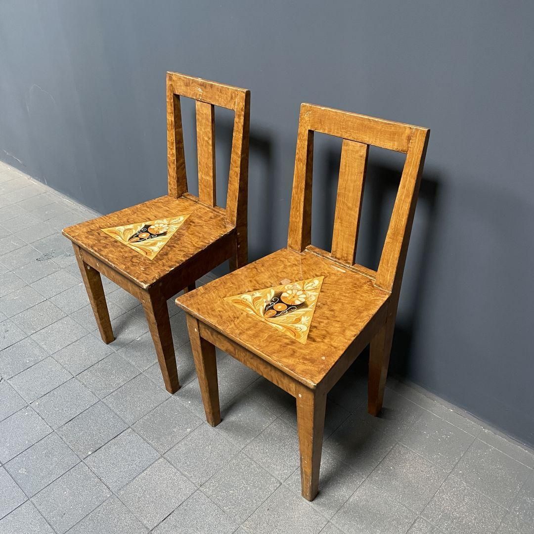 Set Van Twee Geschilderde Zweedse Stoelen photo vintage