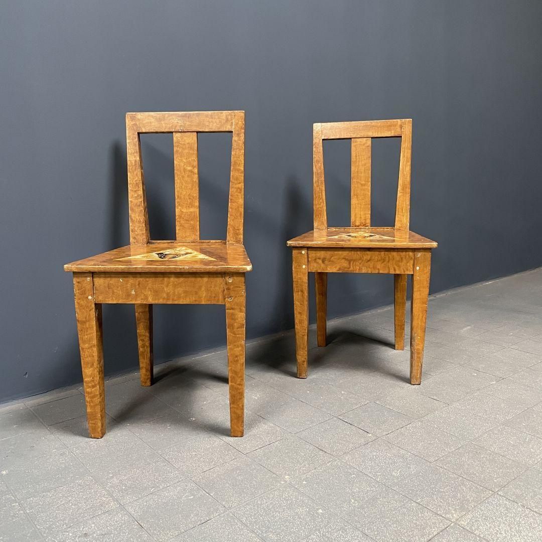Meubels Set Van Twee Geschilderde Zweedse Stoelen photo