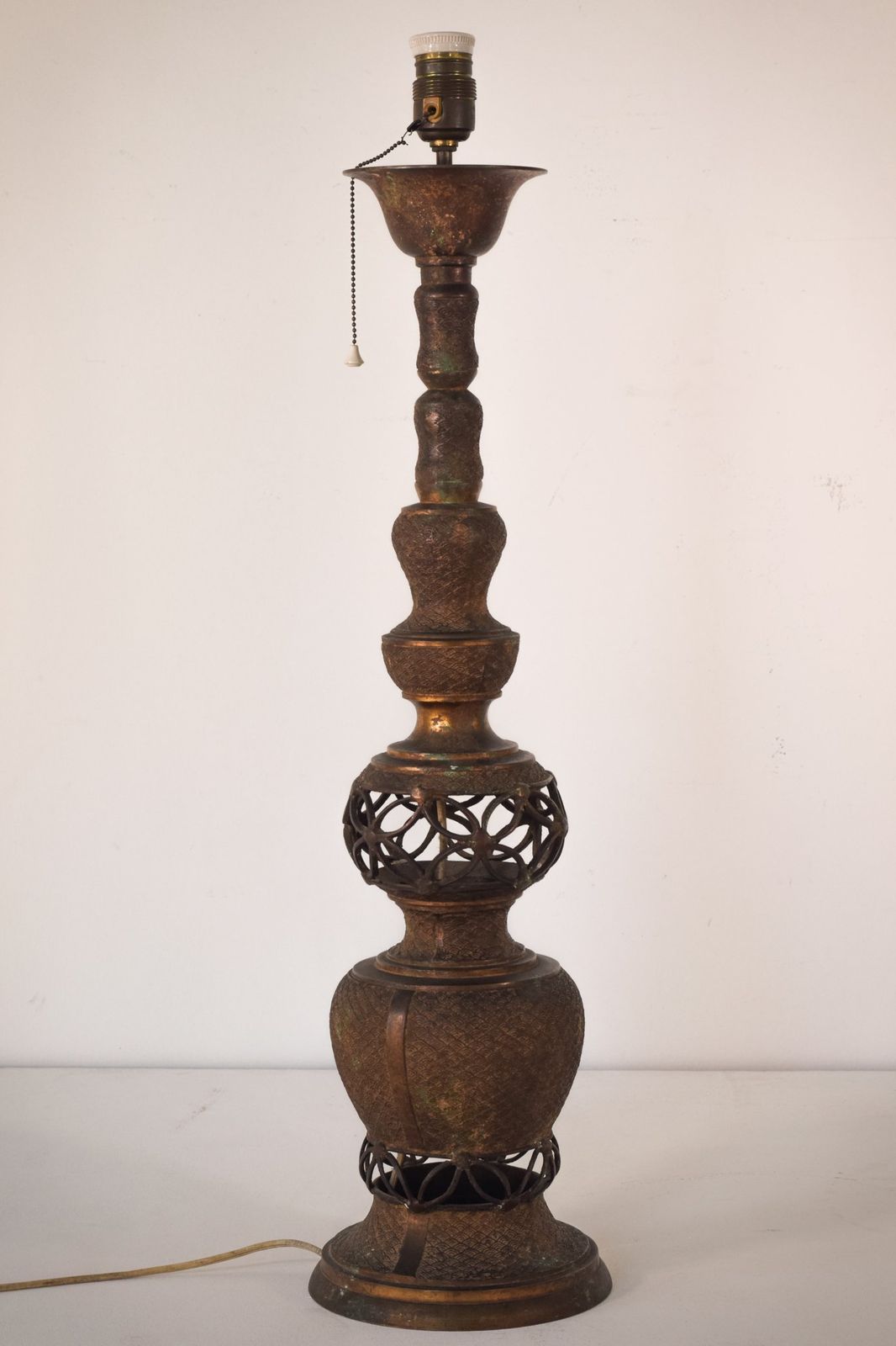 Lampstandaard In Oosterse Stijl Van Gepatineerd Messing