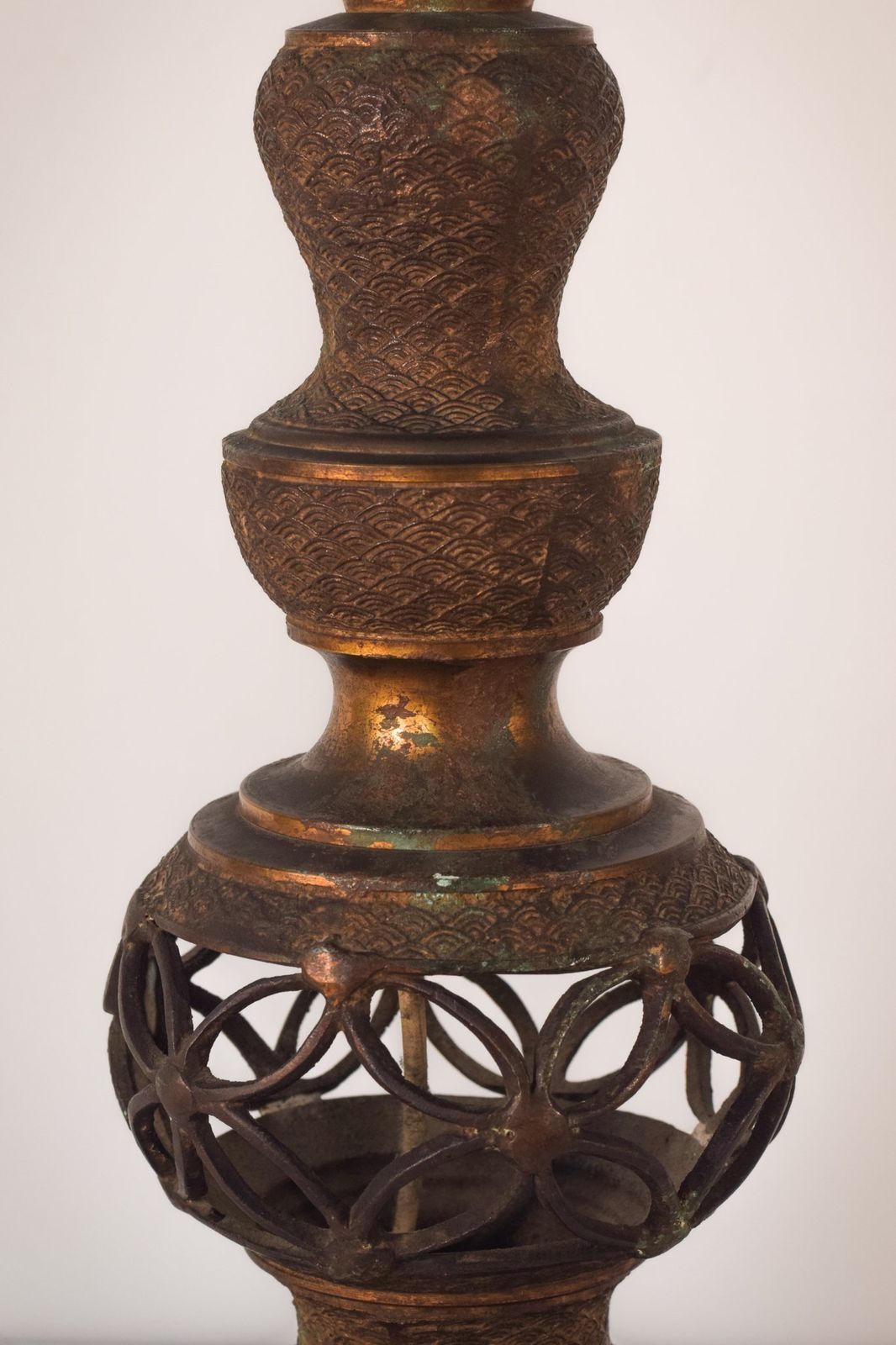 Lampstandaard In Oosterse Stijl Van Gepatineerd Messing photo for sale