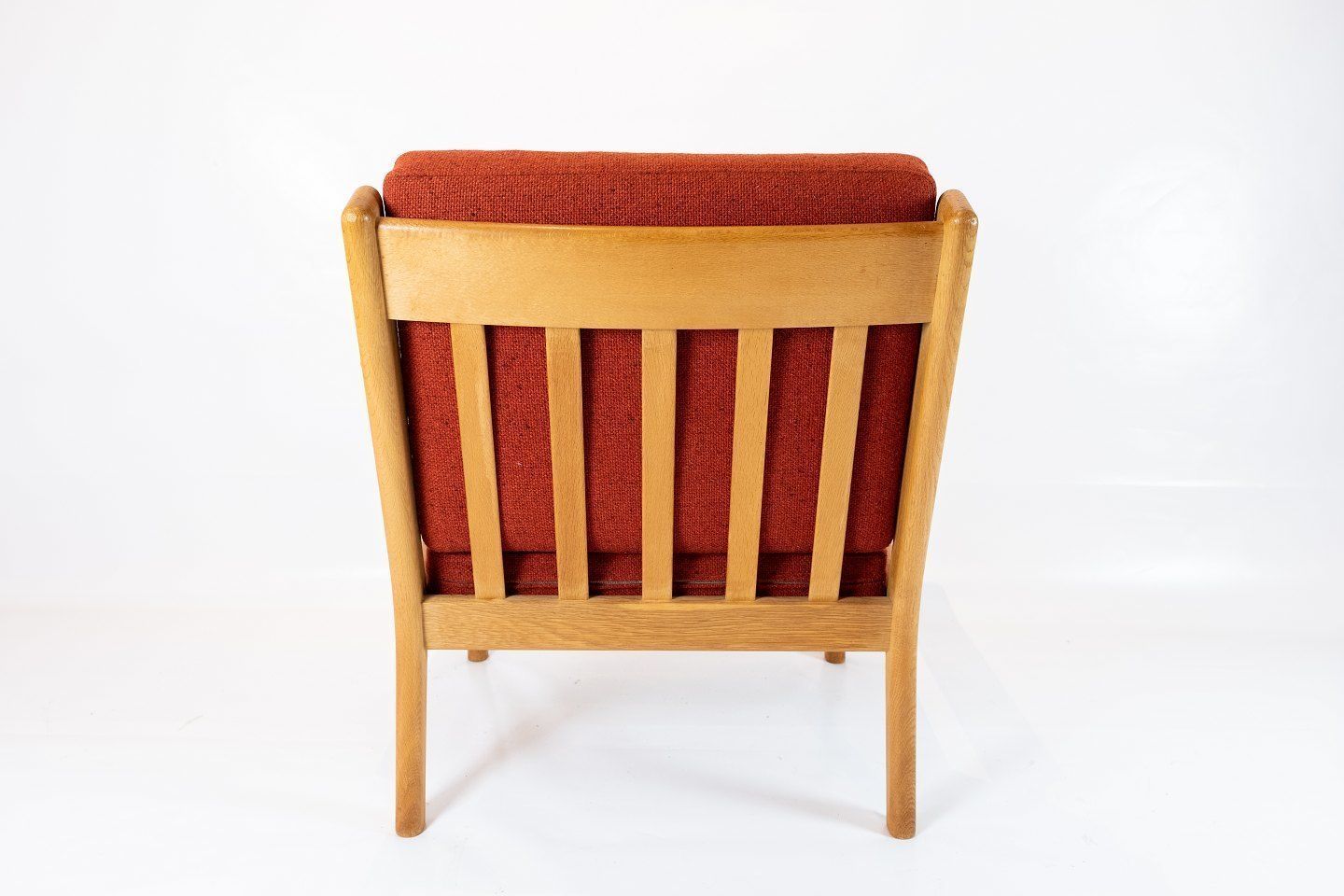 Armchair In Oak And Red Wool Fabric By Hans J. Wegner And Getama From The 1960s. photo 1235.0