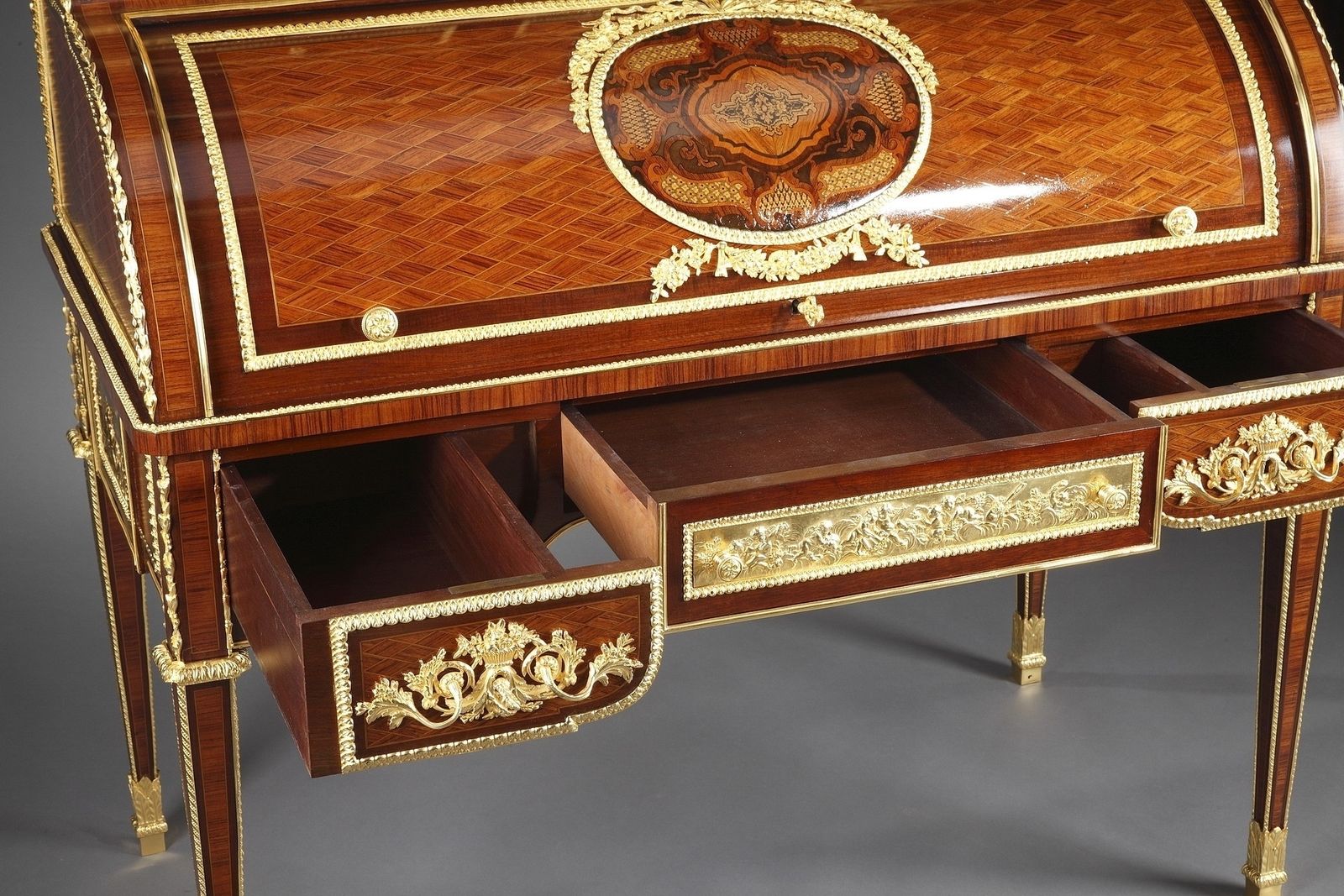 Rolltop-bureau naar Jean Henri Riesener, toegeschreven aan Maison Beurdeley photo 17759.0