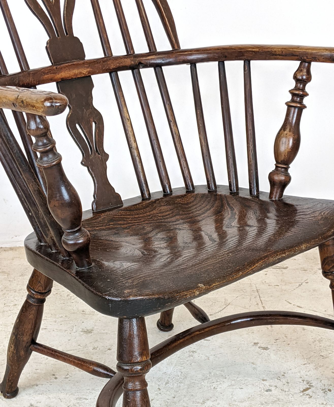 photo vintage Antique Child's Windsor Chair, Yew And Elm, Crinoline Stretcher C.1830