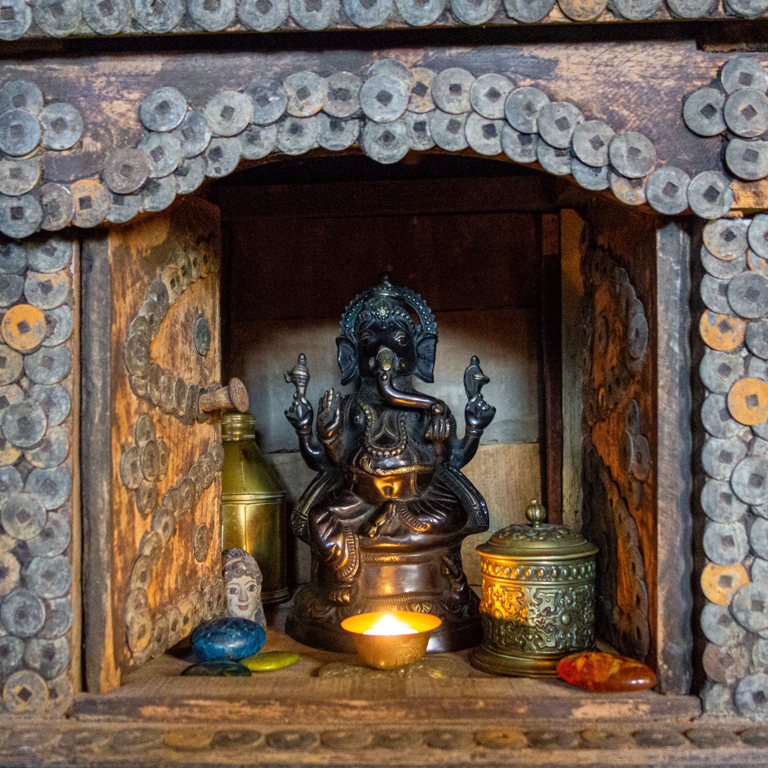 photo for sale Antiek Tempelhuisje Bezet Met Geluksmunten Uit Bali