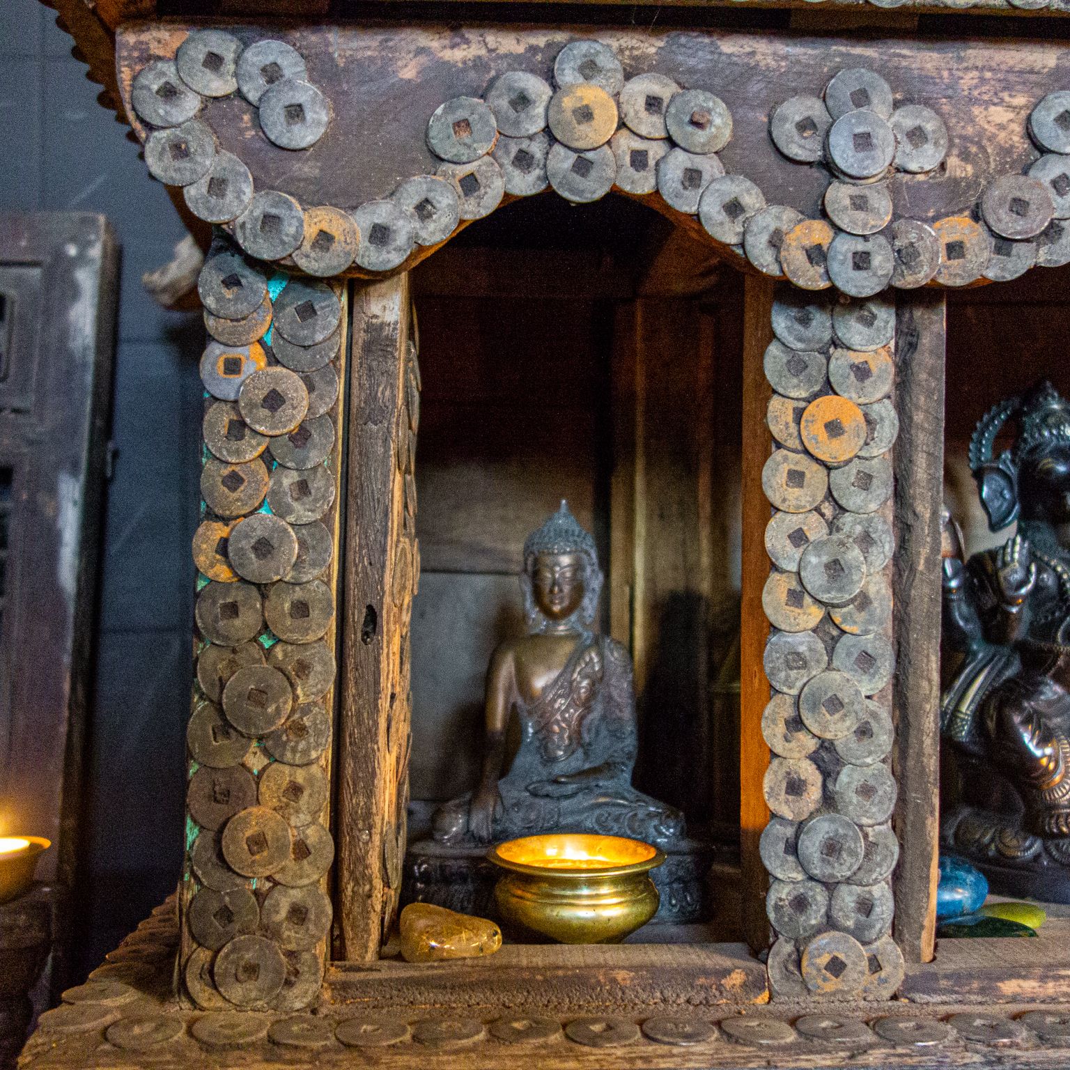 2527.2 Antiek Tempelhuisje Bezet Met Geluksmunten Uit Bali photo