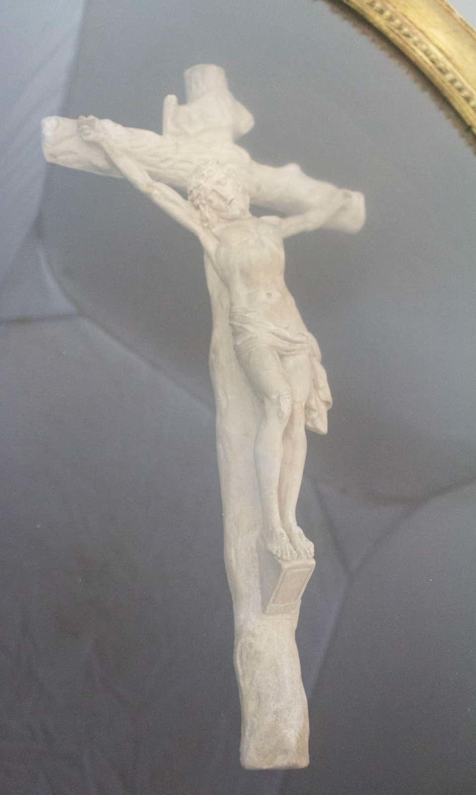 Vitrine crucifix française et cadre ovale, fin du XIXe siècle photo 890.0