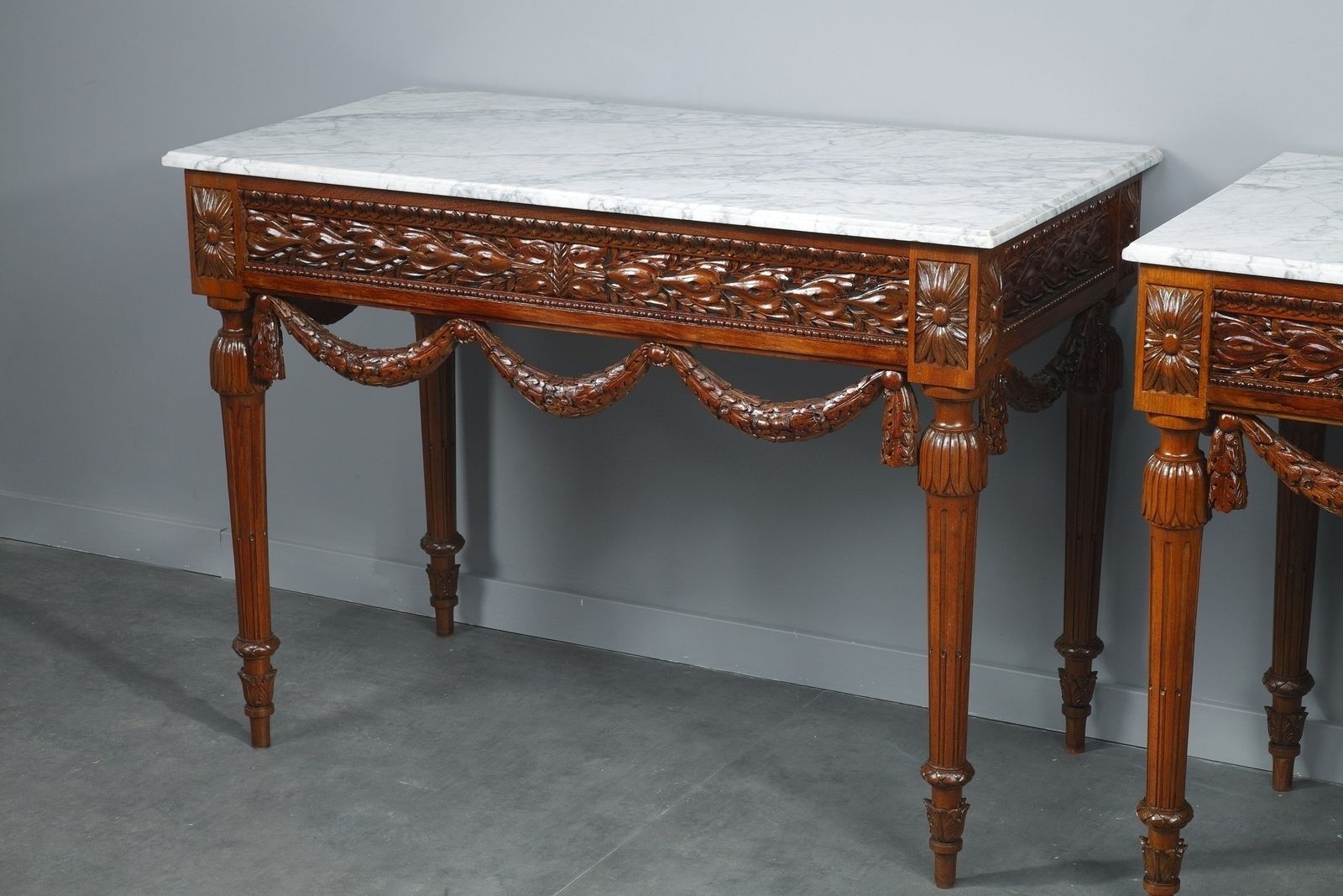 Paire de tables consoles de style Louis XVI en noyer photo for sale