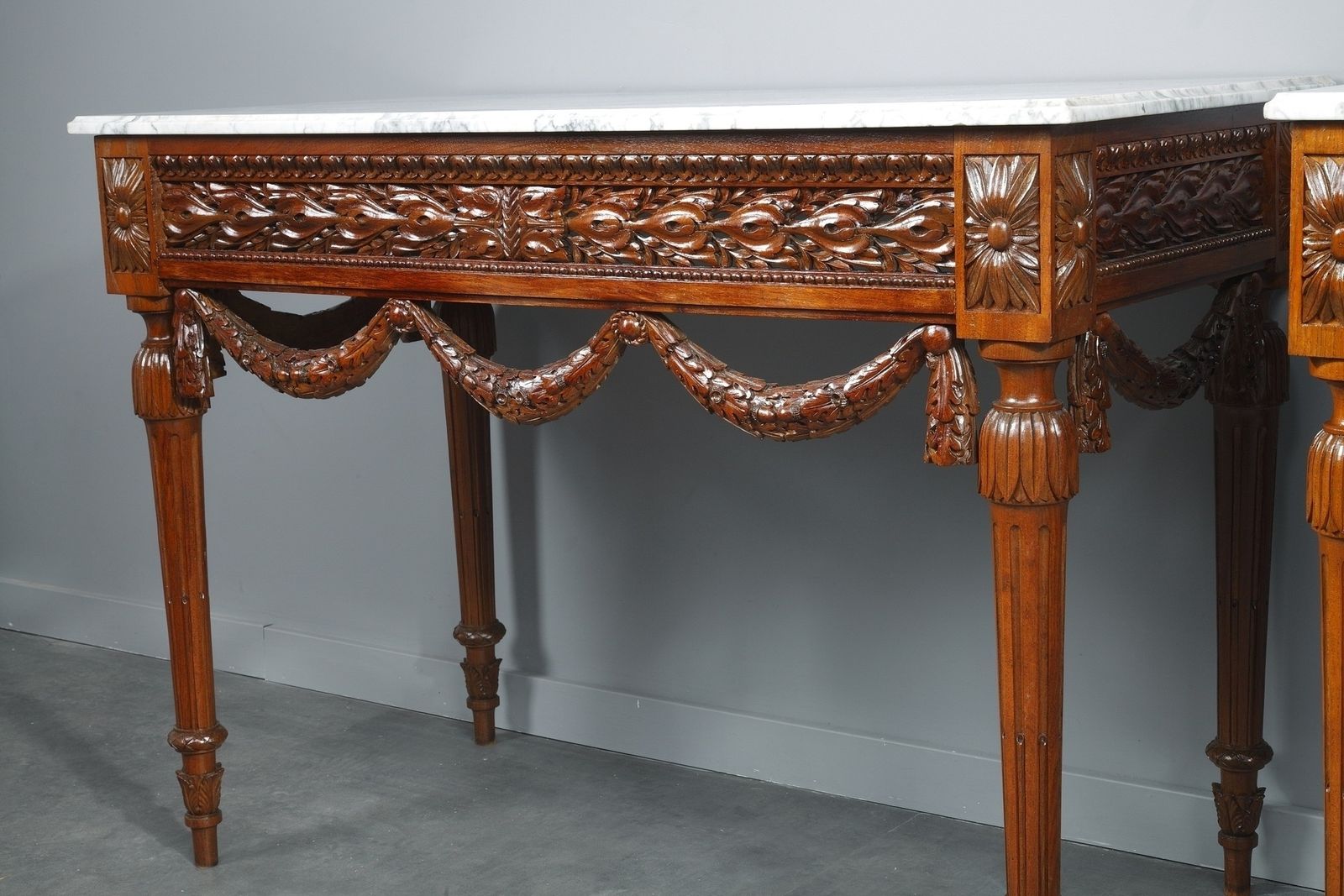 Paire de tables consoles de style Louis XVI en noyer photo 8931.0