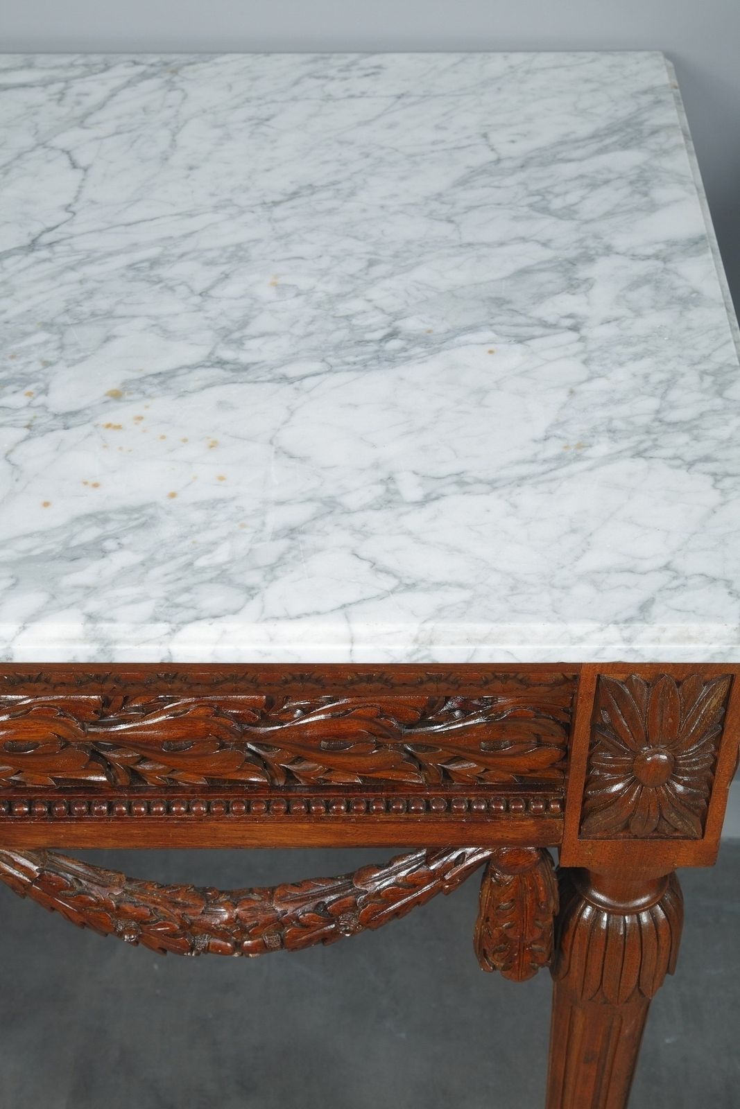 photo furniture Paire de tables consoles de style Louis XVI en noyer