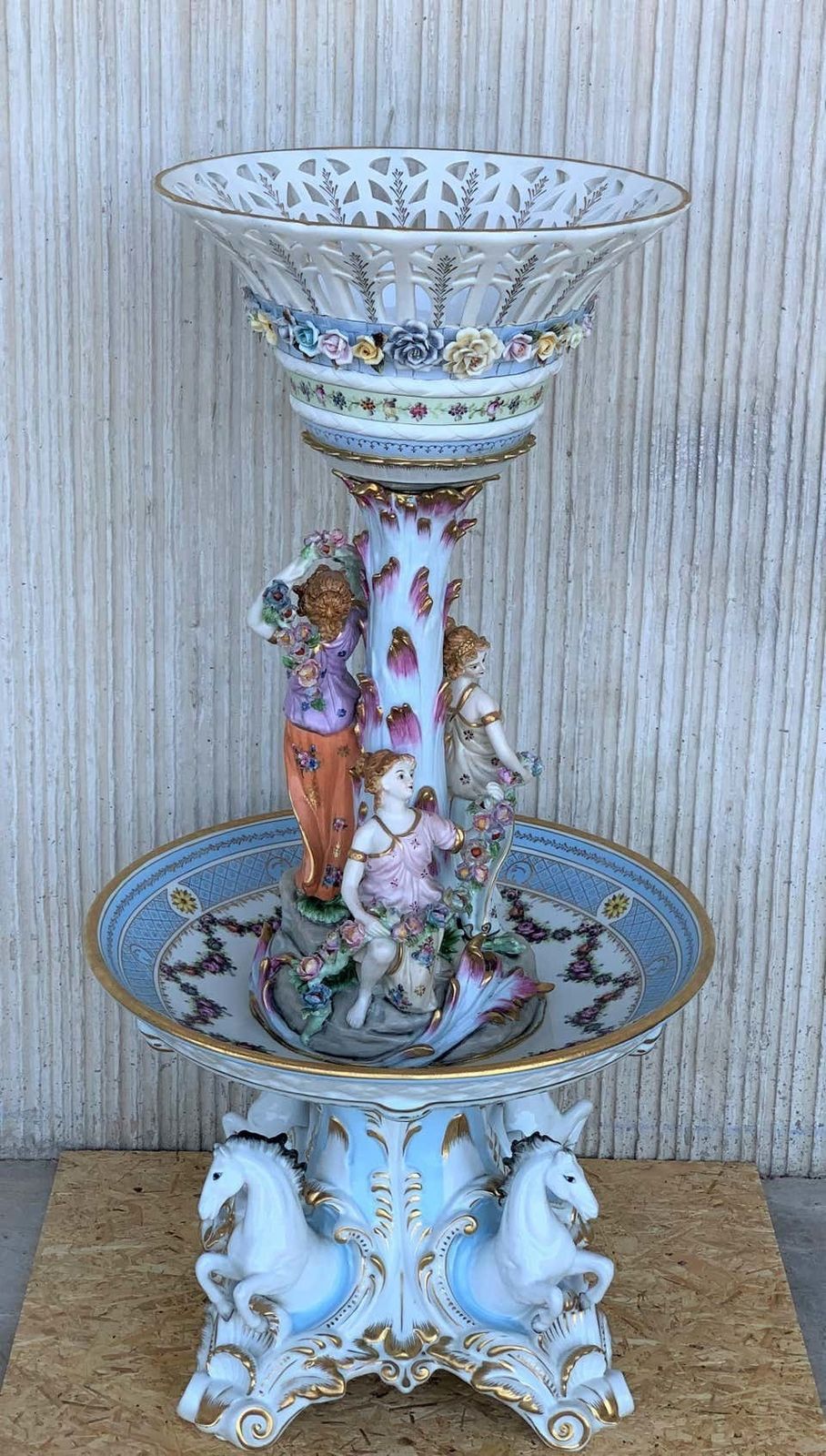 Présentoir figuratif en porcelaine de Sèvres, corbeille à fruits surélevée, XIXe siècle photo furniture