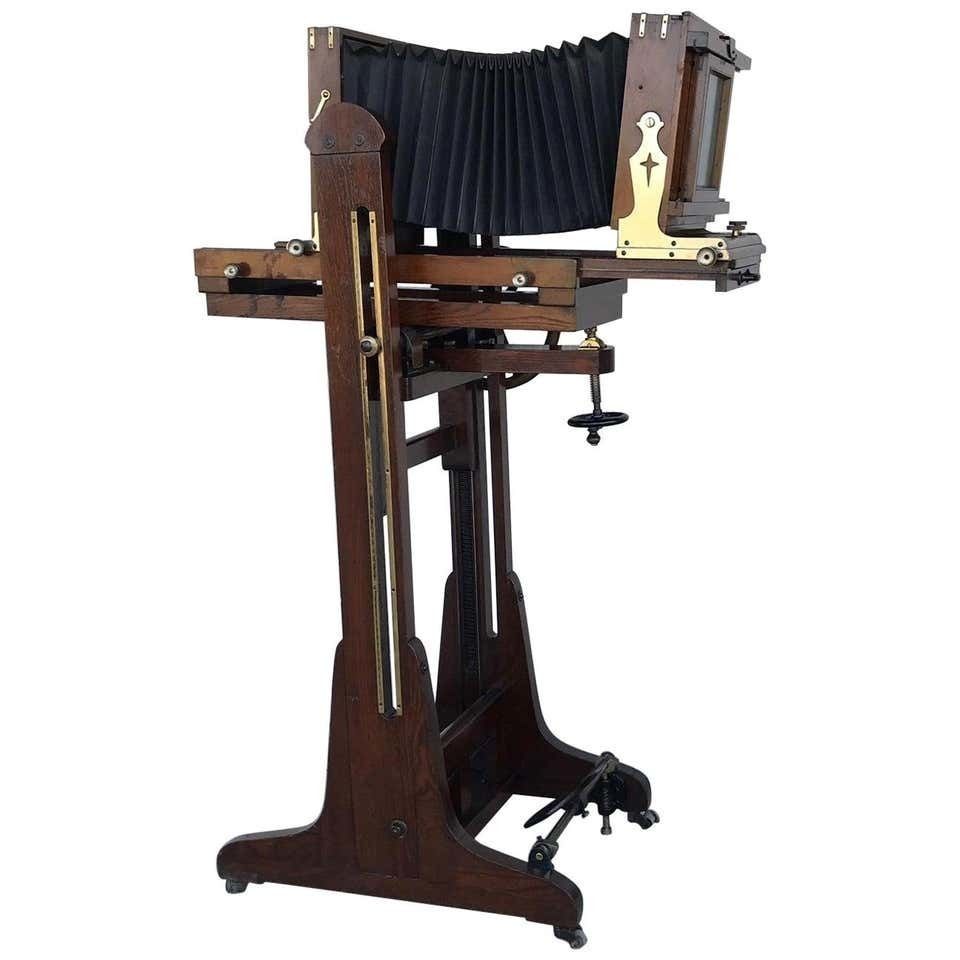 19th Century Old Study Camera In Oak Wood With Height Adjustable And Brake