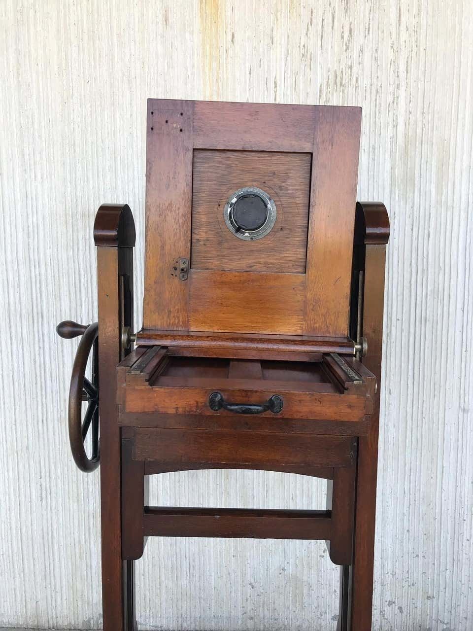 photo for sale 19th Century Old Study Camera In Oak Wood With Height Adjustable And Brake