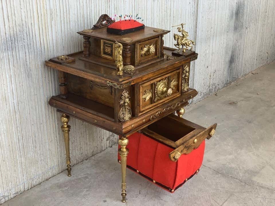 Table à ouvrage espagnole victorienne en noyer sculpté et bronzes en relief, XIXe siècle photo vintage