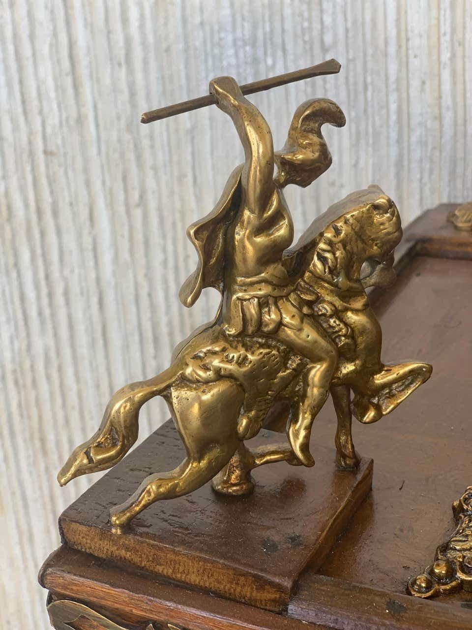 photo vinterior Table à ouvrage espagnole victorienne en noyer sculpté et bronzes en relief, XIXe siècle