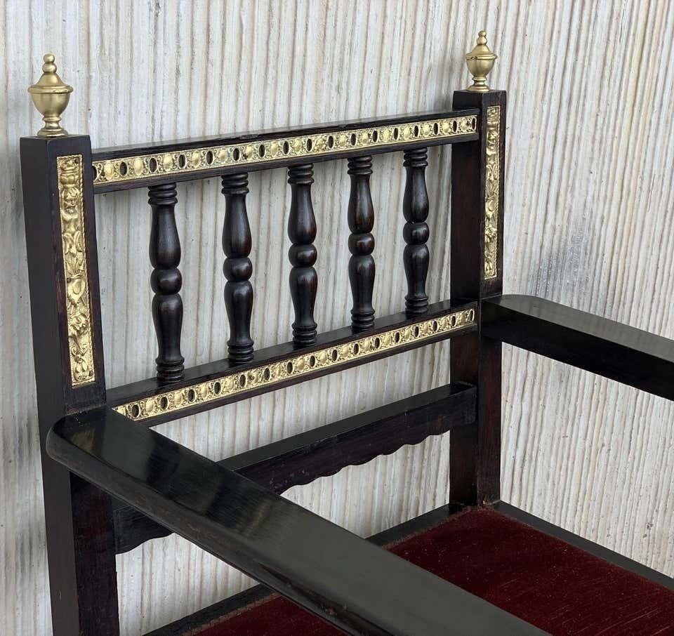 Paire de fauteuils espagnols, détails en bronze et revêtement en velours rouge photo vinterior
