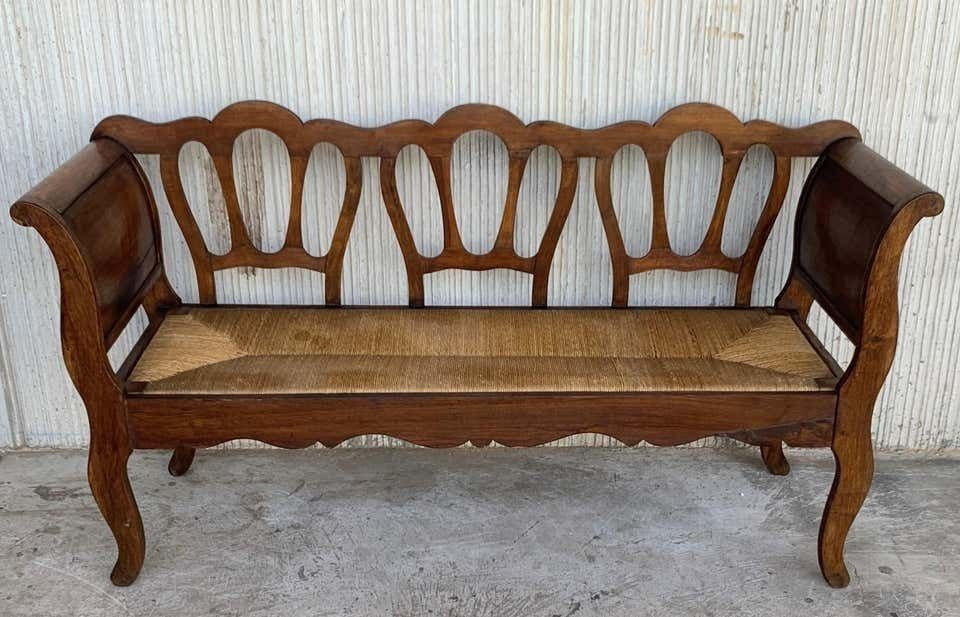 Banc victorien du XXe siècle en bois de noyer et assise en rotin photo for sale