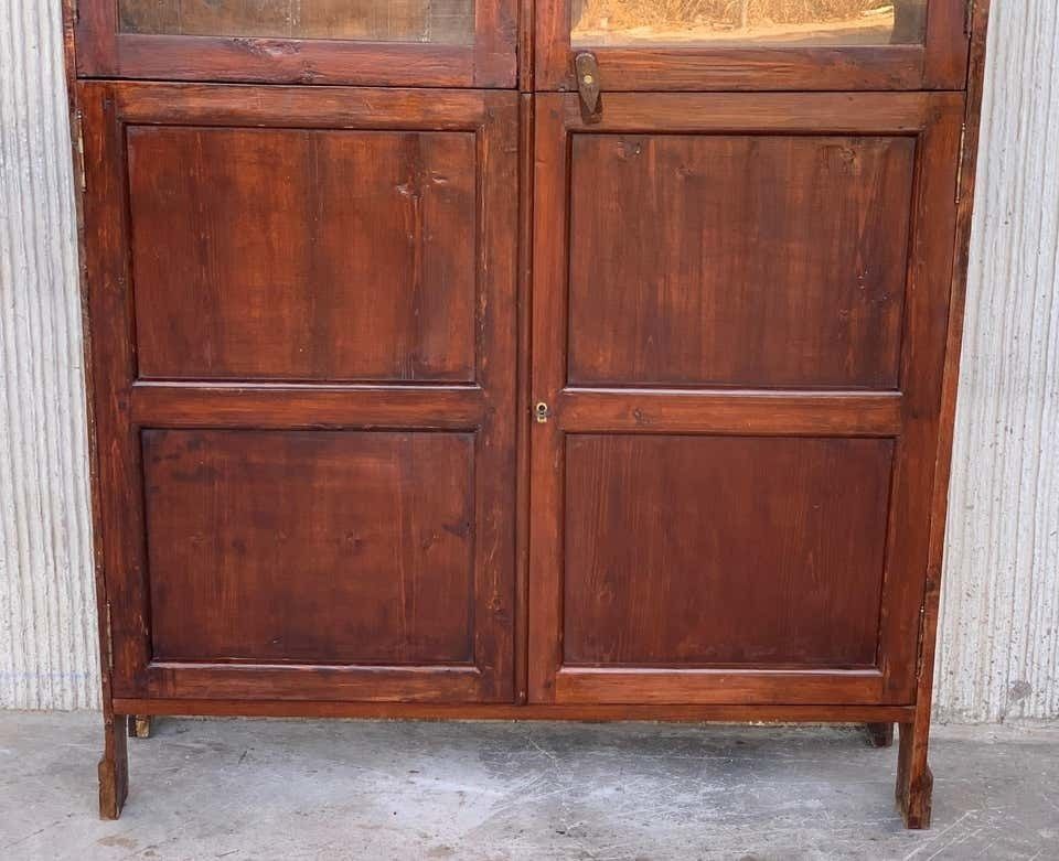photo furniture Armoire ou bibliothèque à vitrine en verre, noyer, Espagne, XVIIIe siècle, restaurée