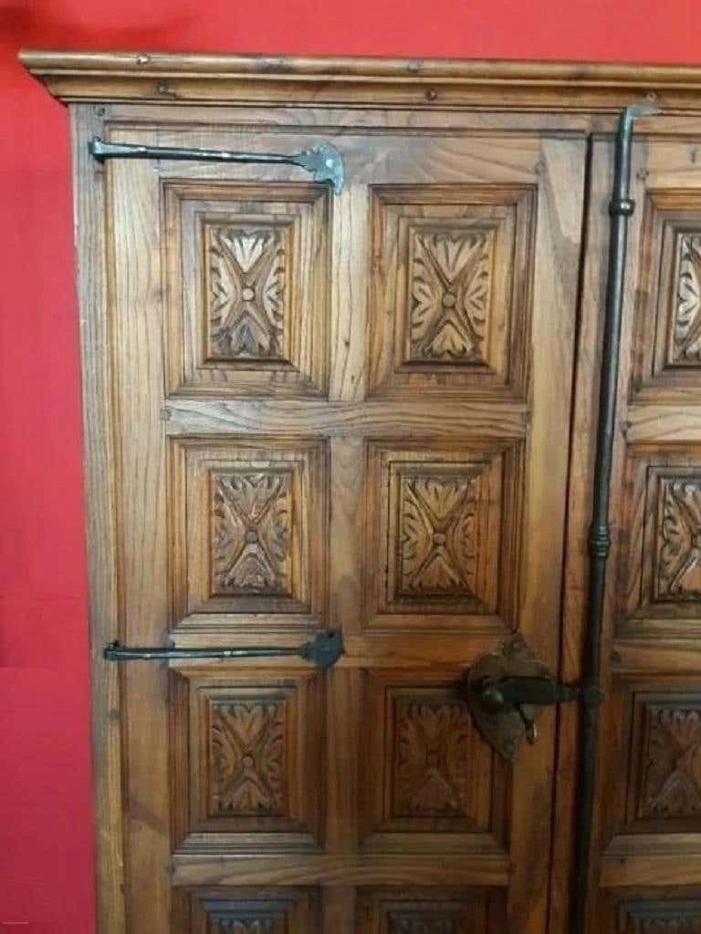 Armoire espagnole du XVIIIe siècle en noyer, influence castillane, restaurée photo furniture