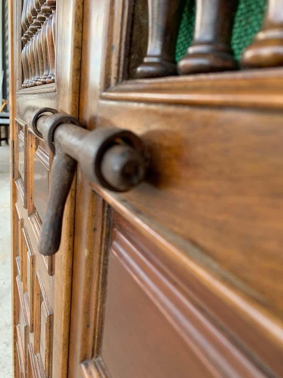 Mobilier Armoire XIXe siècle en noyer, influence castillane, Espagne, restaurée photo