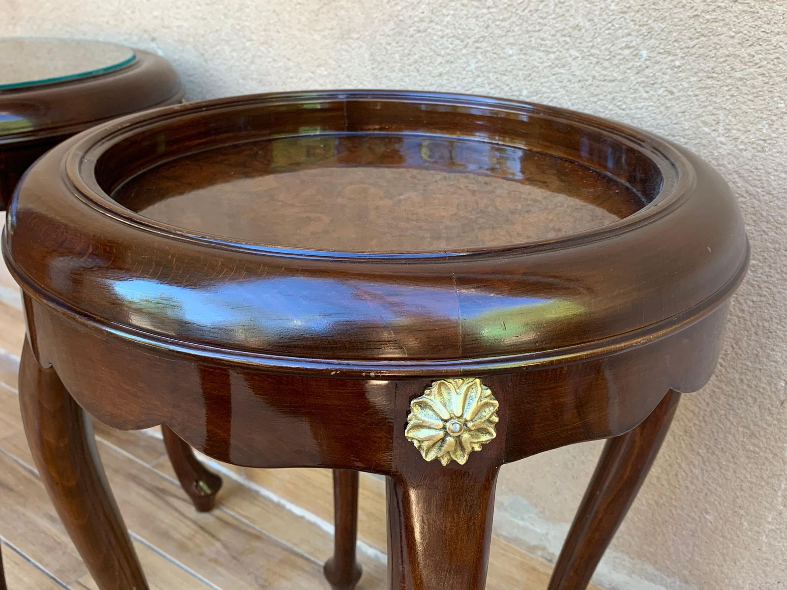 Paire ou table individuelle, tables basses ou d'appoint françaises en acajou et loupe photo vintage