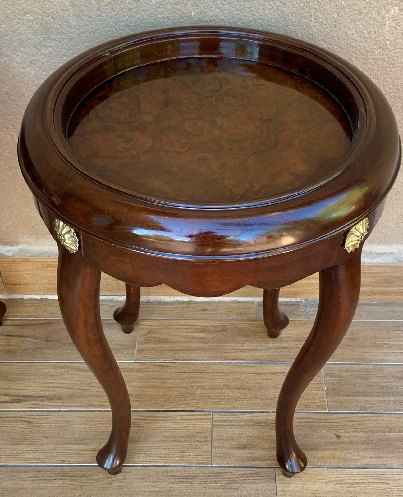 photo for sale Paire ou table individuelle, tables basses ou d'appoint françaises en acajou et loupe