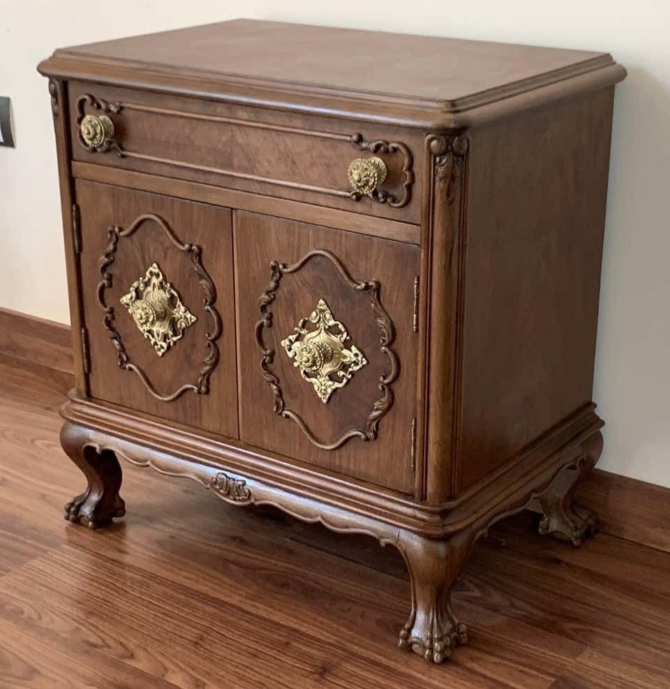 Paire de tables de chevet françaises du XXe siècle, un tiroir, portes et pieds à griffes photo vinterior