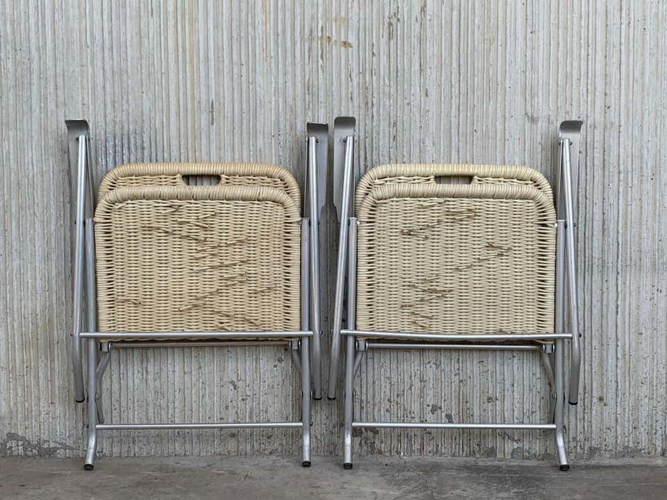 Paire de fauteuils pliants mid-century modern en rotin laqué et aluminium photo for sale