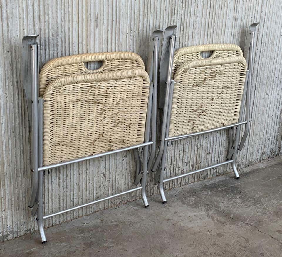 Paire de fauteuils pliants mid-century modern en rotin laqué et aluminium photo Mobilier