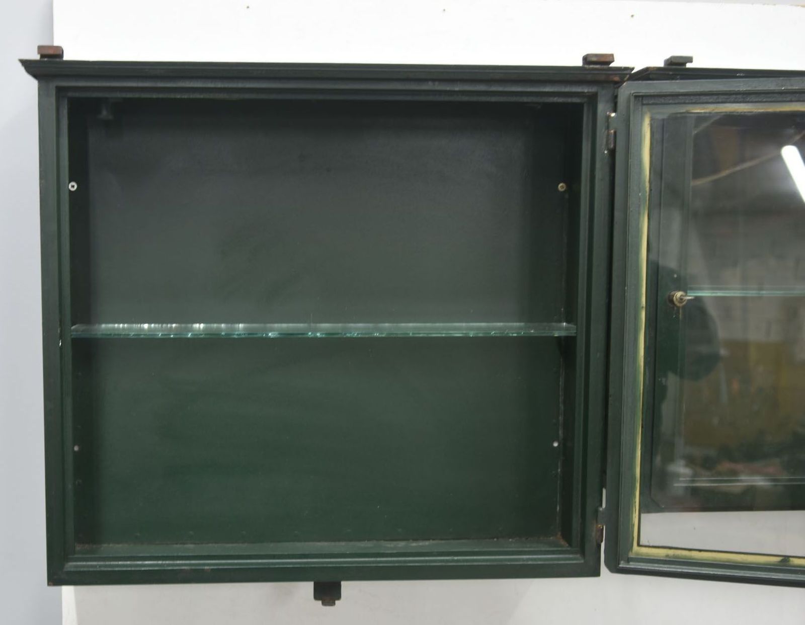 1334.0 Outdoor Showcase In Metal 1900 photo