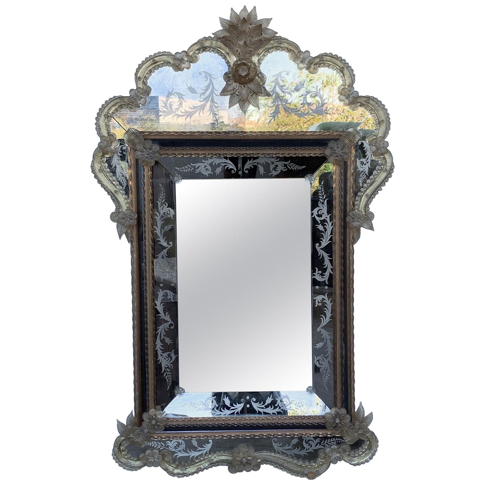 Miroir vénitien rectangulaire à fronton, fait main et argenté à la main, XVIIIe siècle