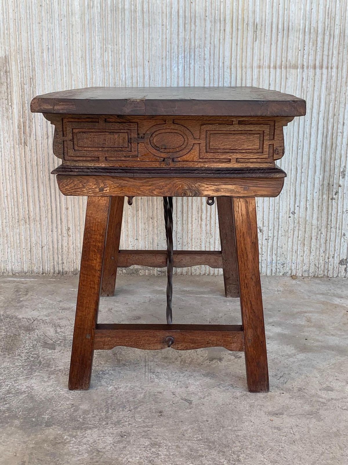 Table d'appoint ou bureau de dame espagnol en noyer, pieds sculptés et entretoise en fer, années 1880 photo buy