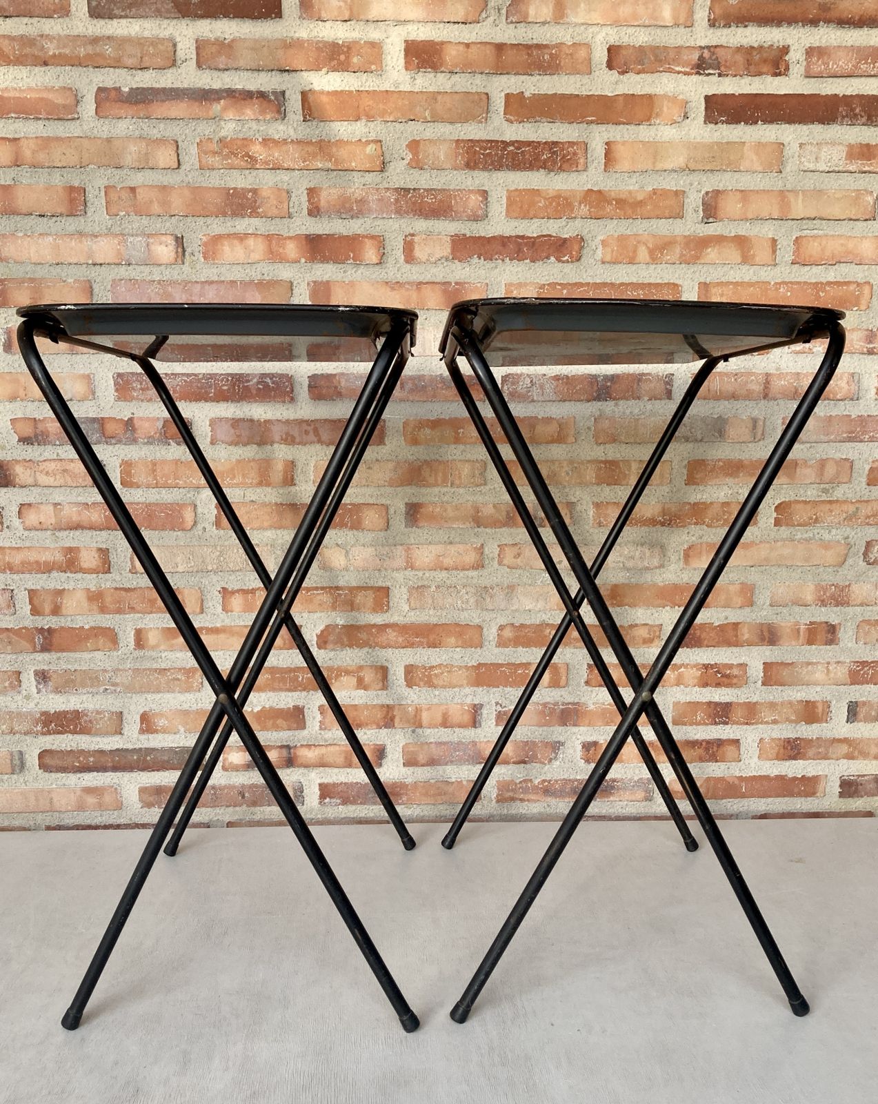 photo vinterior Mid-Century zwart metalen serveerblad op inklapbare standaard van Crest Line