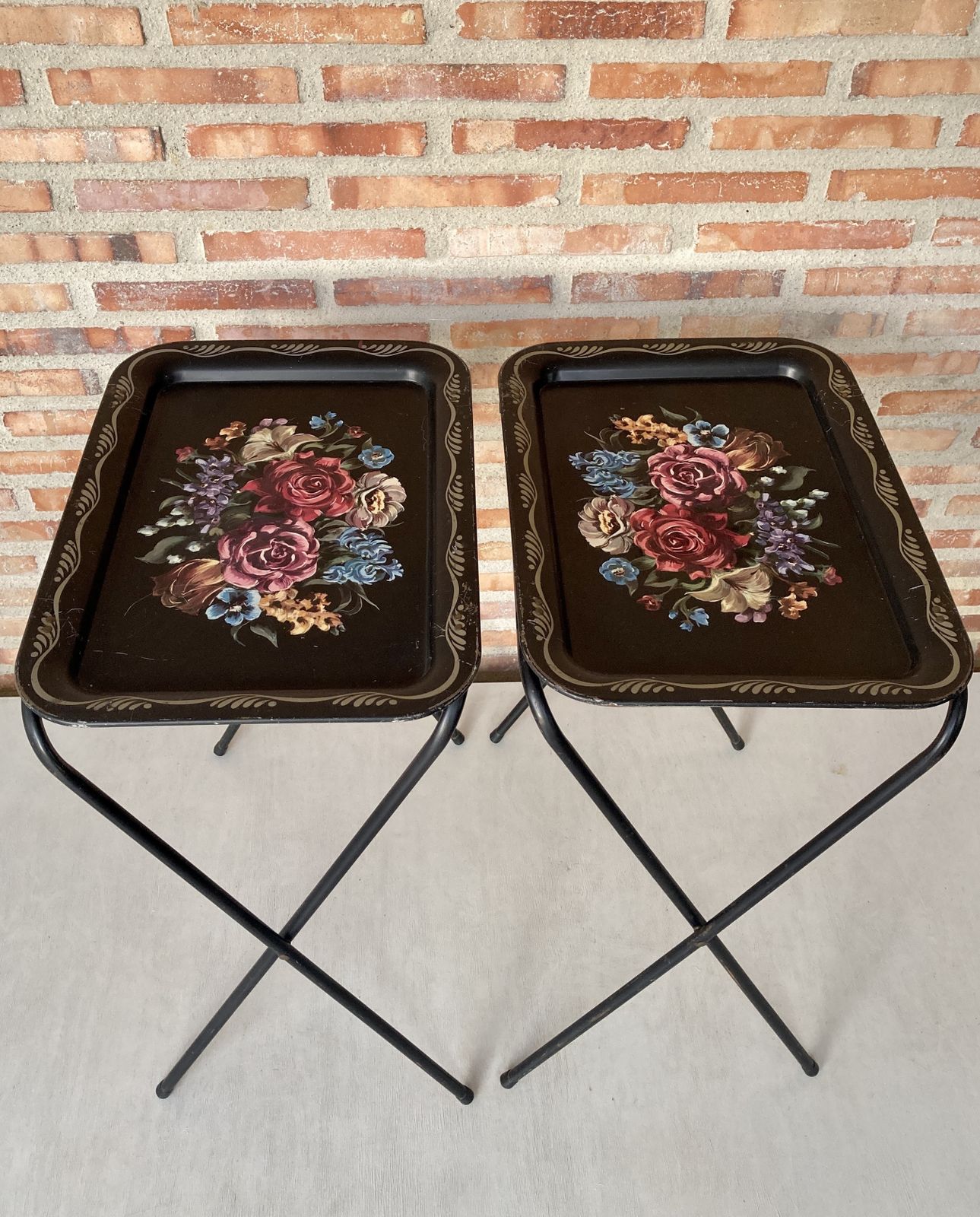 Mid-Century zwart metalen serveerblad op inklapbare standaard van Crest Line photo vinterior