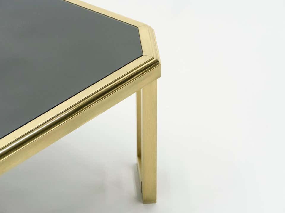 Table d'appoint mid-century modern en laiton et opaline noire, par Maison Jansen, années 1970 photo vinterior