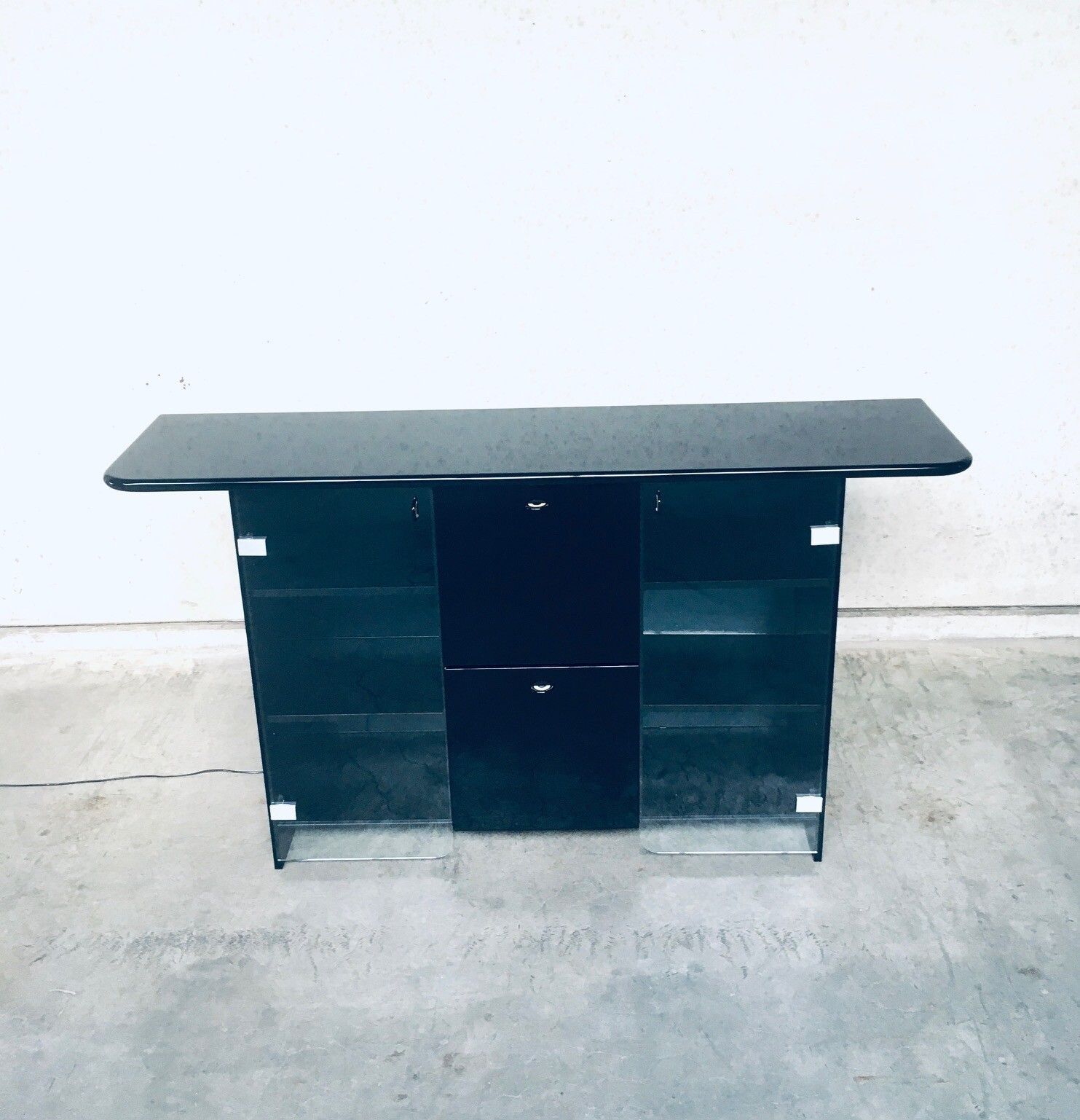 photo furniture Postmodern Design Highboard Barkast Van Luigi Saccardo Voor Gasparello, Italië, Jaren 1980