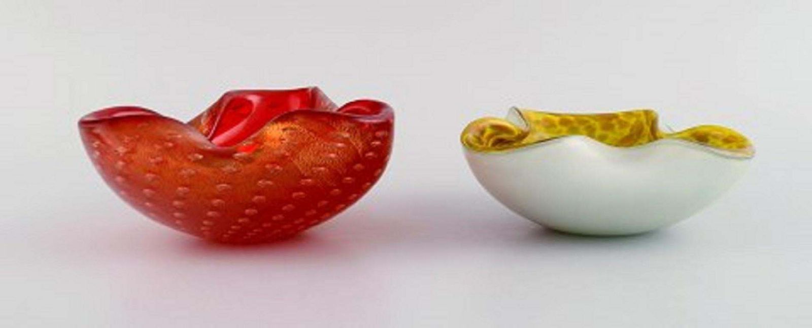 Deux coupes Murano en verre soufflé bouche avec bulles incrustées, design italien