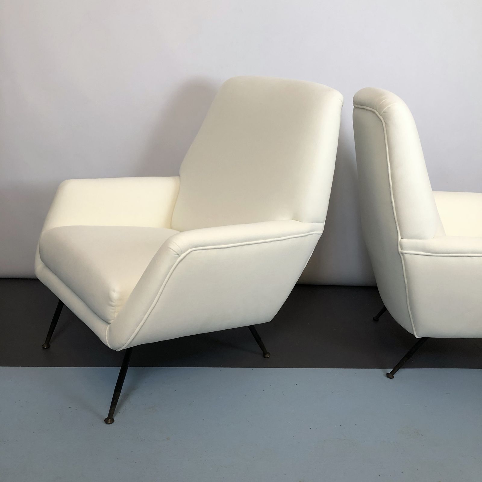 photo vintage Mid Century Italian Warm White Velvet Armchairs From 50s. Set Of Two