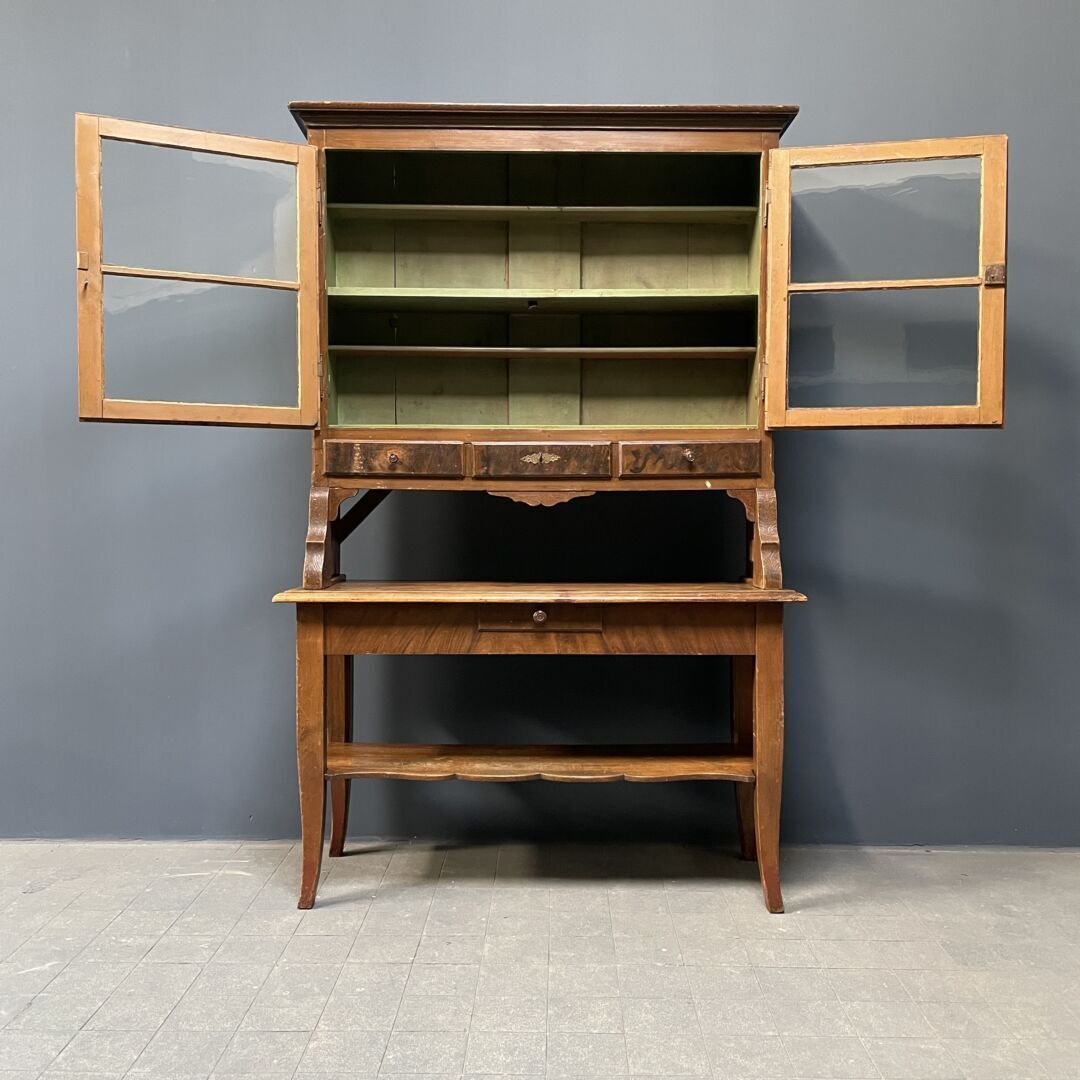 Bijzonder Antiek Dressoir Uit Oost Duitsland photo for sale