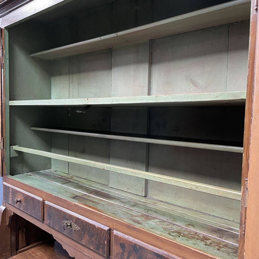 photo buy Bijzonder Antiek Dressoir Uit Oost Duitsland