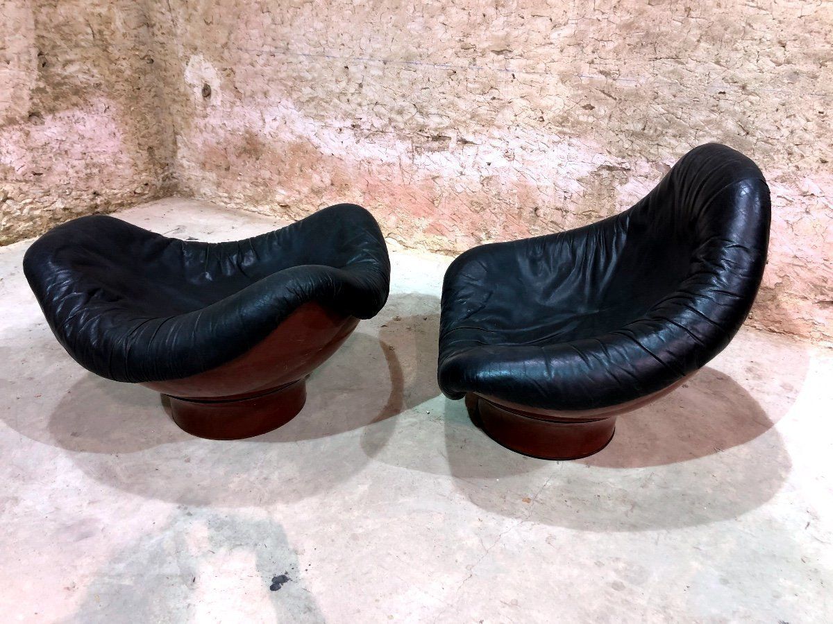 photo for sale Pair Of Large Italian Armchairs In Leather And Fiberglass