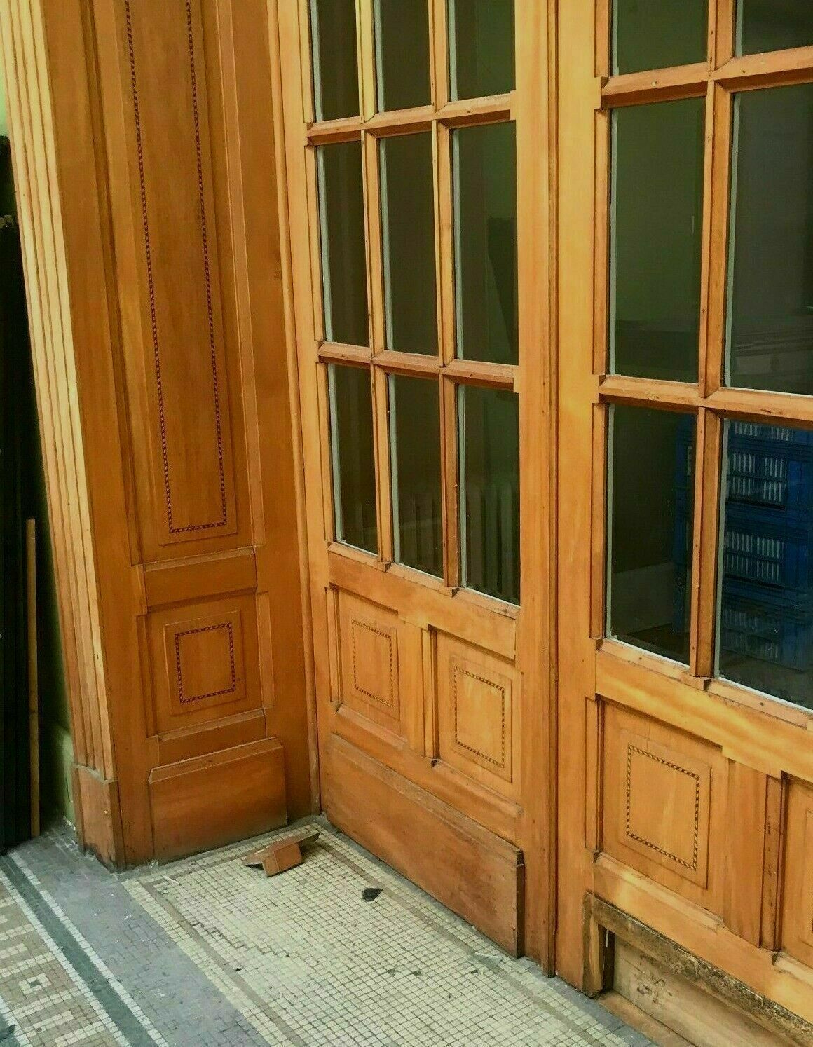 photo furniture Four Leaf Partition Door And Transom In Natural Wood Bevel Tile
